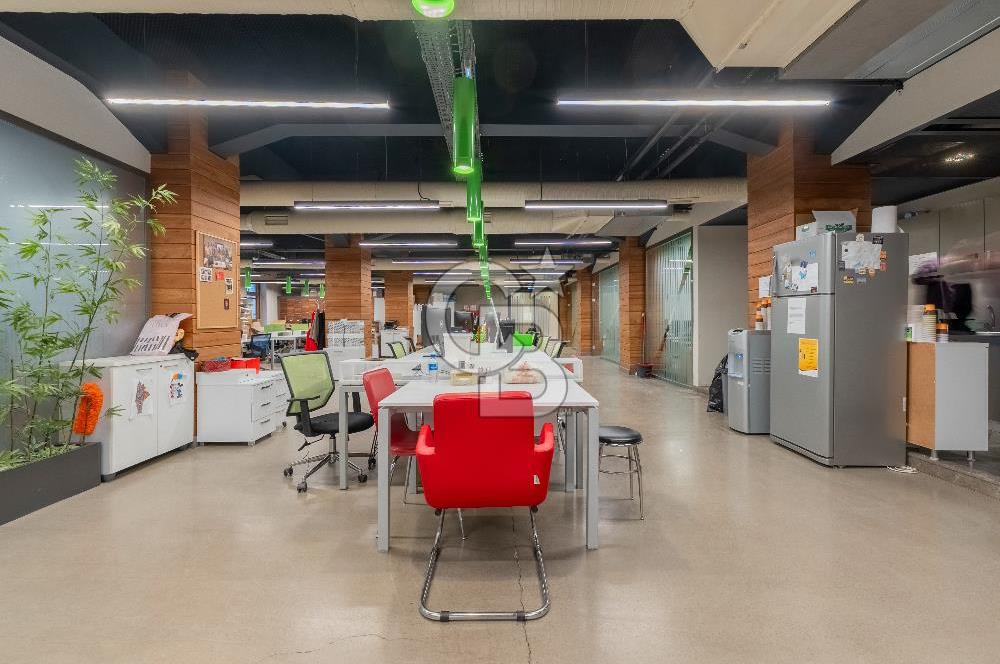 Alsancak'ta Tarihi Binada Kiralık 500 m² Net Prestijli Zemin Kat