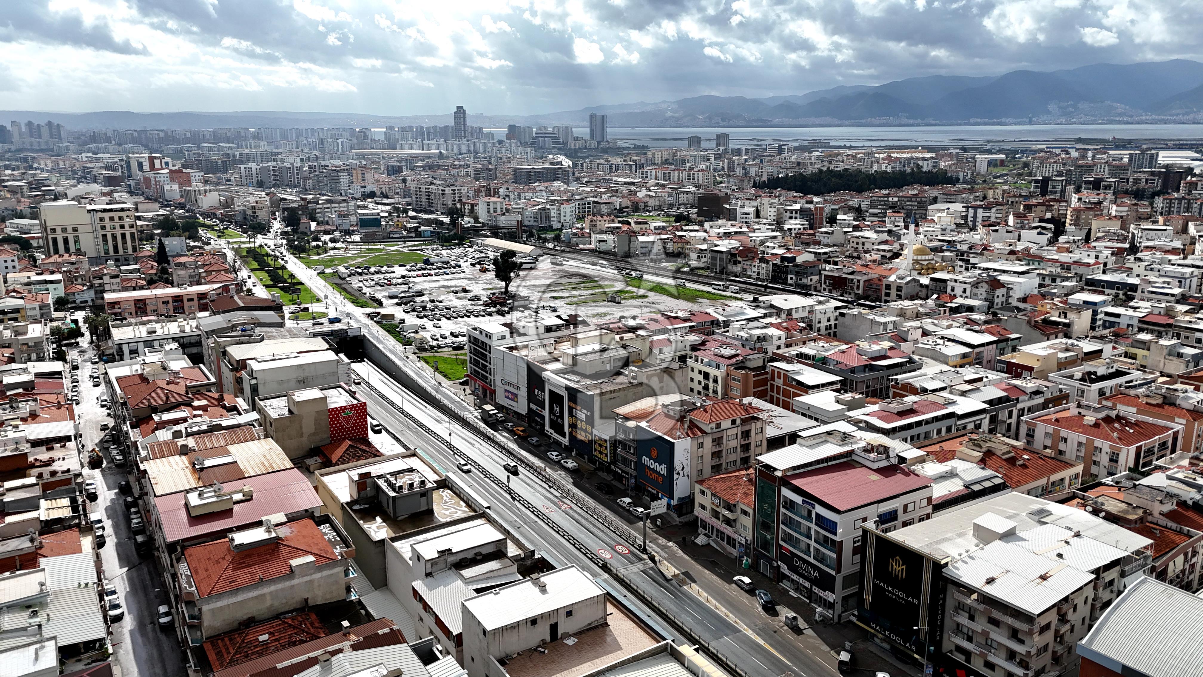 İzmir Çiğli Anadolu Caddesi Üzeri 6Katlı Satılık Yatırımlık Bina