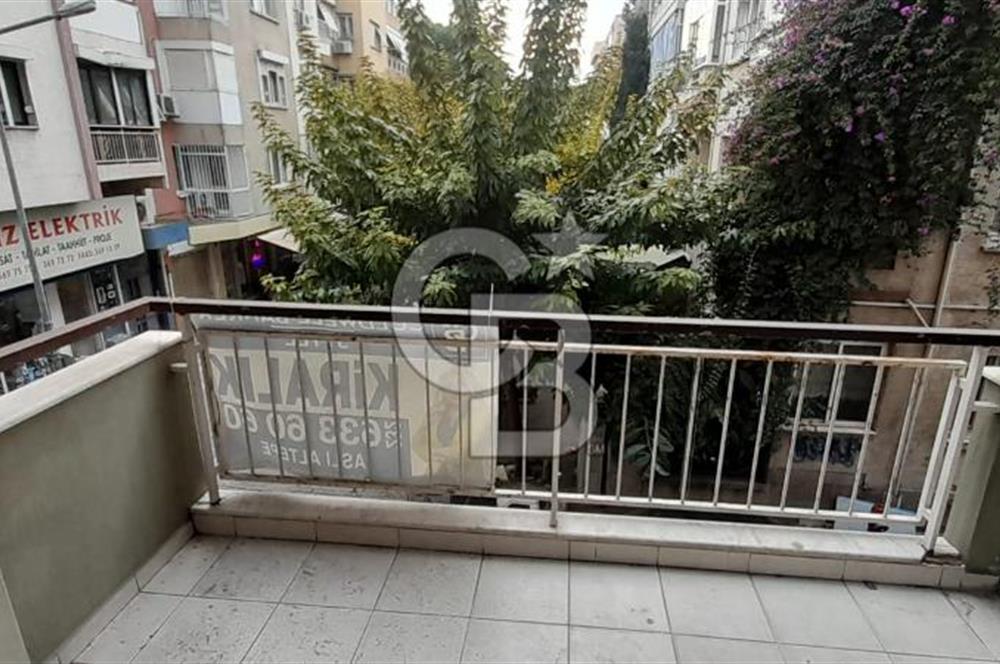 Karsiyaka çarşi icinde 2+1 arakat 105 M2 teraslı daire