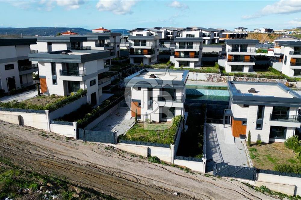 SEFERİHİSAR'DA PRESTİJLİ VE KONFORLU SATILIK MÜSTAKİL LÜKS VİLLA