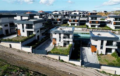 SEFERİHİSAR'DA PRESTİJLİ VE KONFORLU SATILIK MÜSTAKİL LÜKS VİLLA