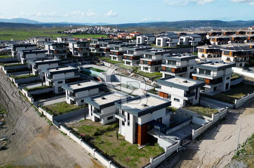 SEFERİHİSAR'DA PRESTİJLİ VE KONFORLU SATILIK MÜSTAKİL LÜKS VİLLA