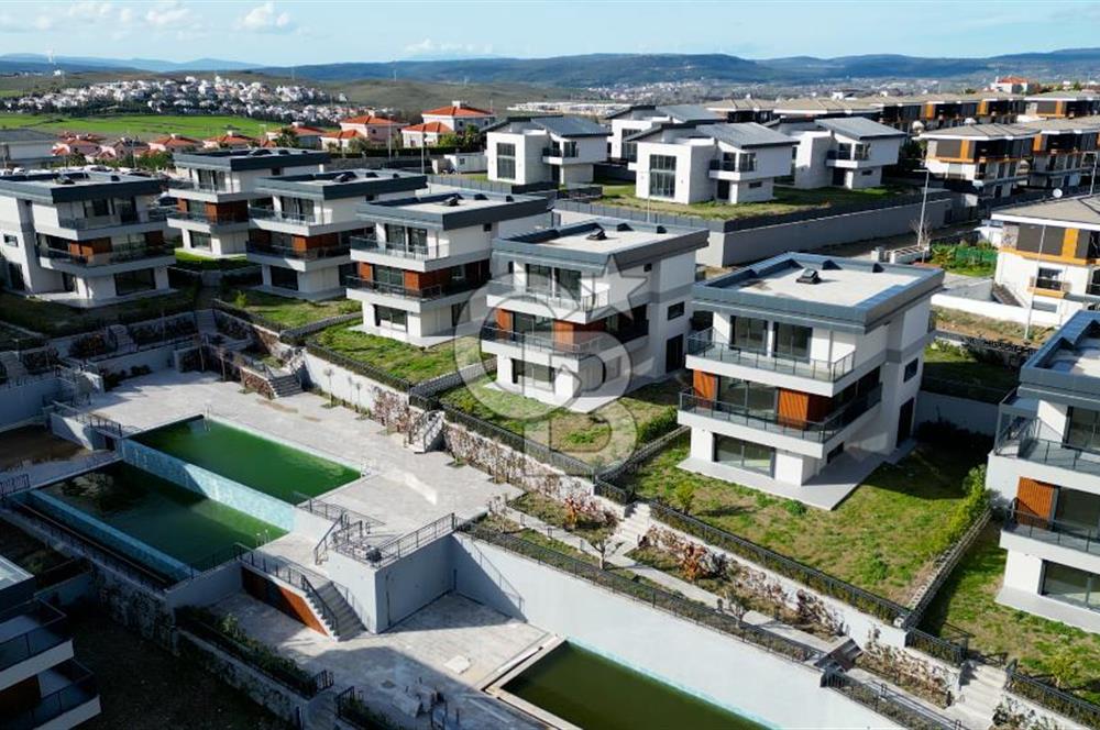 SEFERİHİSAR'DA PRESTİJLİ VE KONFORLU SATILIK MÜSTAKİL LÜKS VİLLA