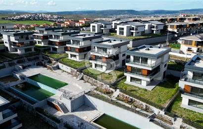 SEFERİHİSAR'DA PRESTİJLİ VE KONFORLU SATILIK MÜSTAKİL LÜKS VİLLA