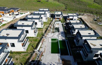 SEFERİHİSAR'DA PRESTİJLİ VE KONFORLU SATILIK MÜSTAKİL LÜKS VİLLA