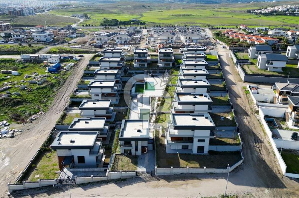 SEFERİHİSAR'DA PRESTİJLİ VE KONFORLU SATILIK MÜSTAKİL LÜKS VİLLA