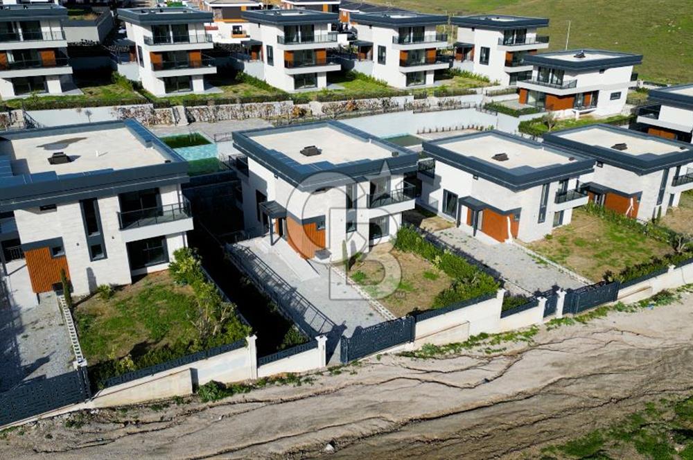 SEFERİHİSAR'DA PRESTİJLİ VE KONFORLU SATILIK MÜSTAKİL LÜKS VİLLA