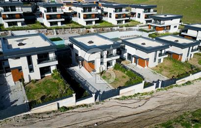 SEFERİHİSAR'DA PRESTİJLİ VE KONFORLU SATILIK MÜSTAKİL LÜKS VİLLA