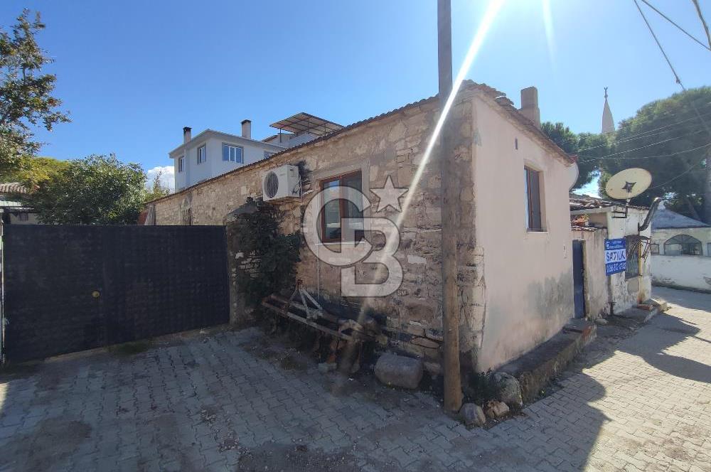 Ayvalık Mutluköy'de Satılık müştemilatlı müstakil ev ve arsa