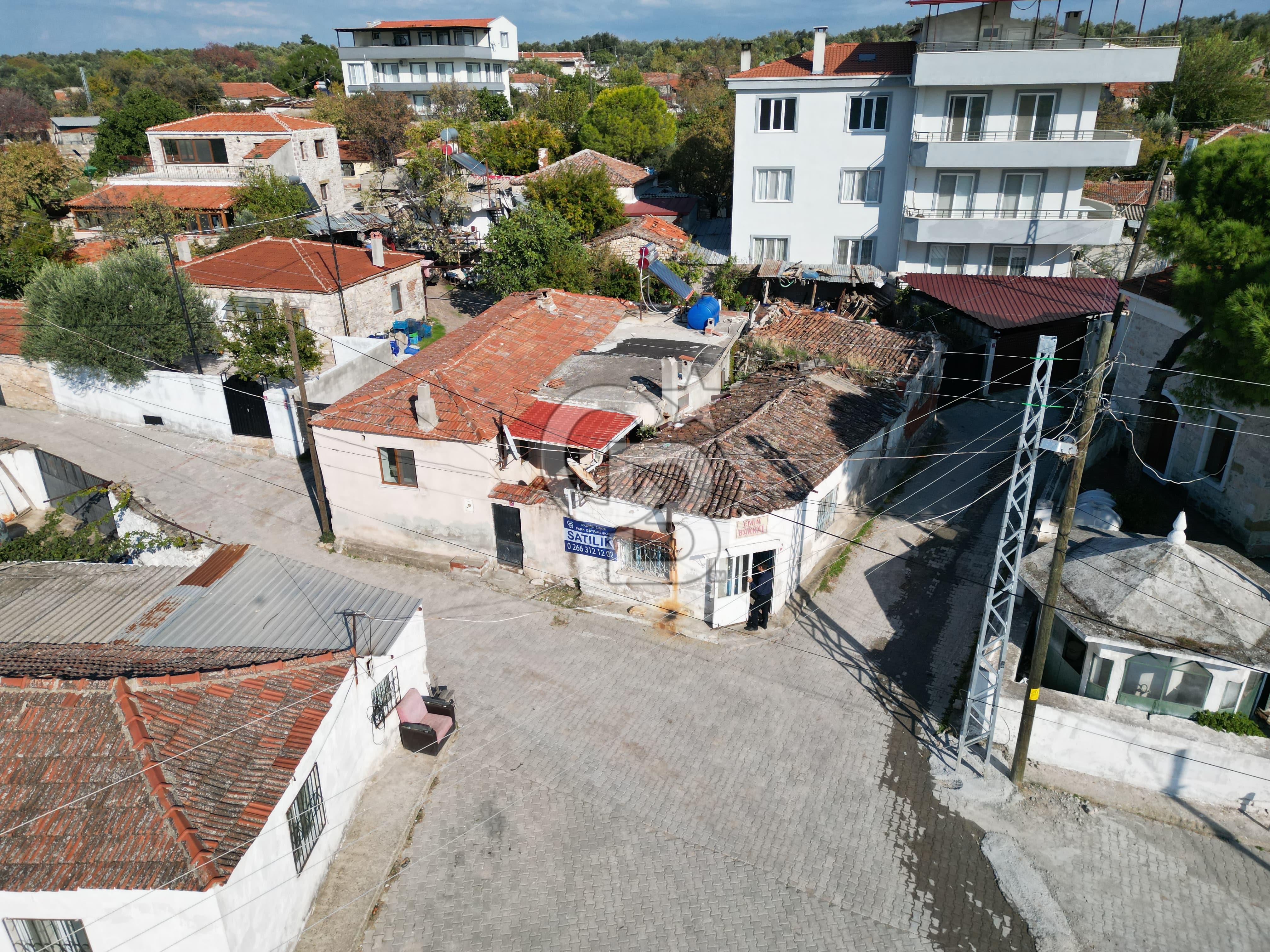 Ayvalık Mutluköy'de Satılık müştemilatlı müstakil ev ve arsa