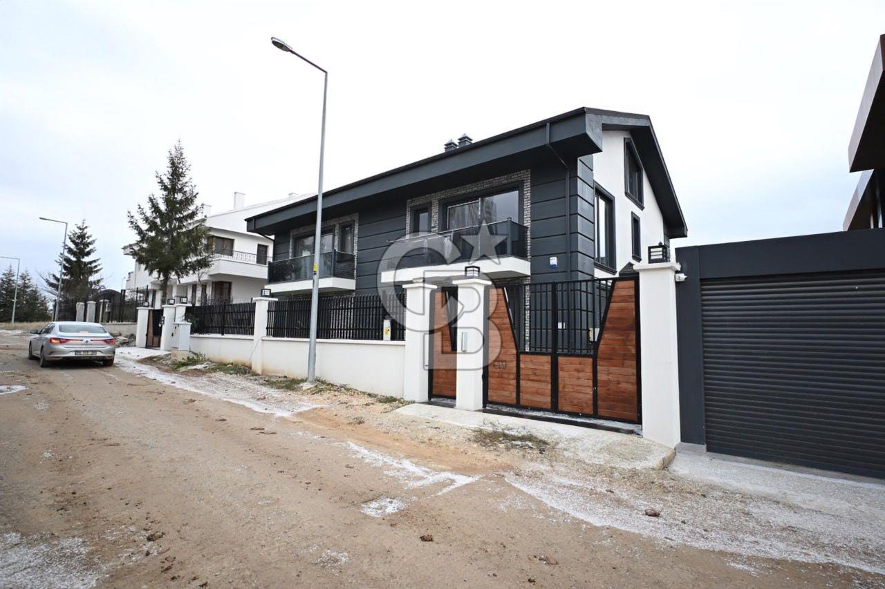  İncek Tekyapıda 300m² Net 6+1 İskanlı Lüks Villa 