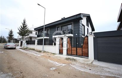  İncek Tekyapıda 300m² Net 6+1 İskanlı Lüks Villa 