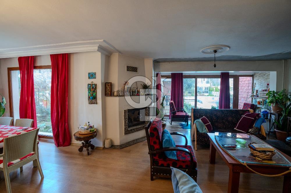 Güzelbahçe Siteler’de Havuzlu Sitede, Denize Yakın Villa