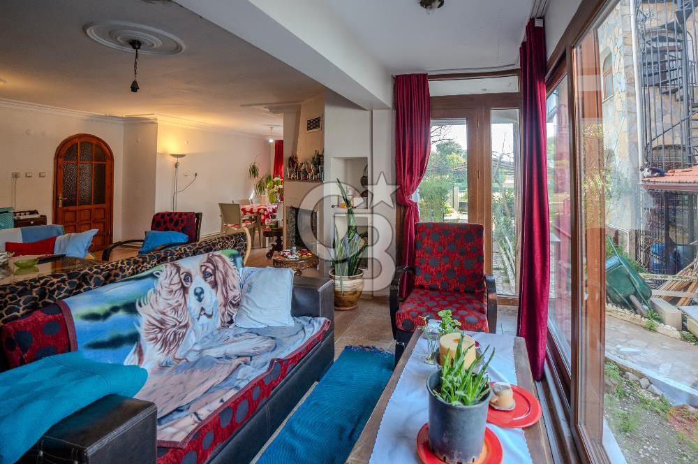 Güzelbahçe Siteler’de Havuzlu Sitede, Denize Yakın Villa