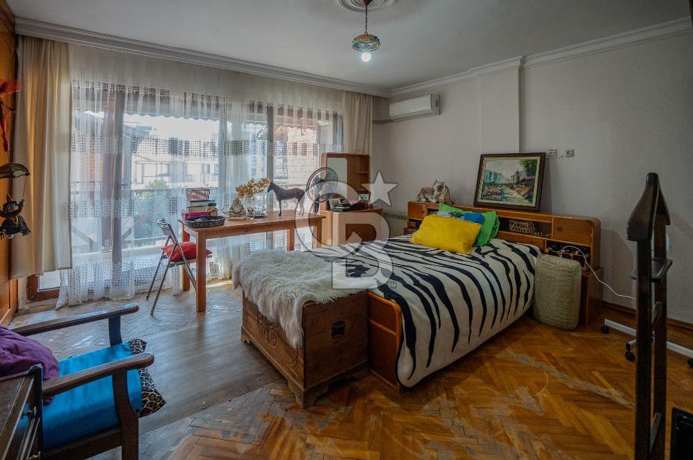 Güzelbahçe Siteler’de Havuzlu Sitede, Denize Yakın Villa