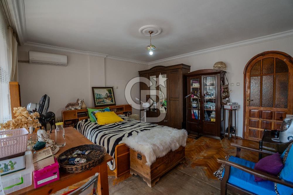 Güzelbahçe Siteler’de Havuzlu Sitede, Denize Yakın Villa