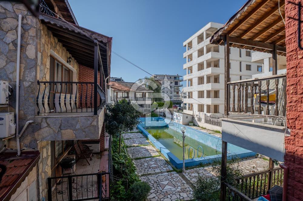 Güzelbahçe Siteler’de Havuzlu Sitede, Denize Yakın Villa