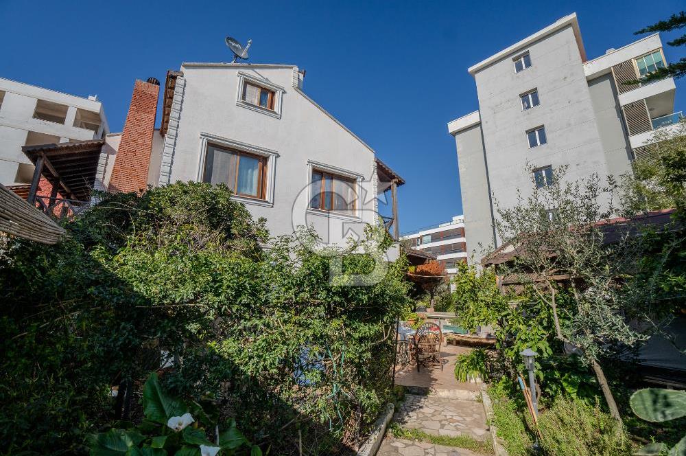 Güzelbahçe Siteler’de Havuzlu Sitede, Denize Yakın Villa