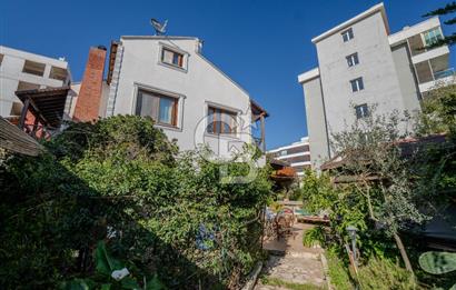 Güzelbahçe Siteler’de Havuzlu Sitede, Denize Yakın Villa