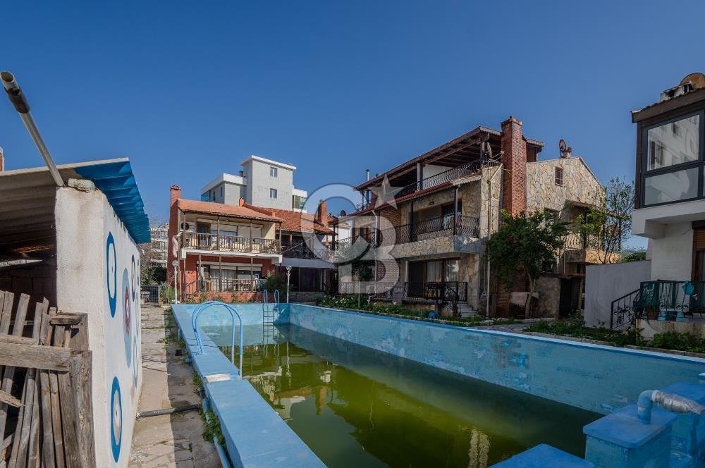 Güzelbahçe Siteler’de Havuzlu Sitede, Denize Yakın Villa