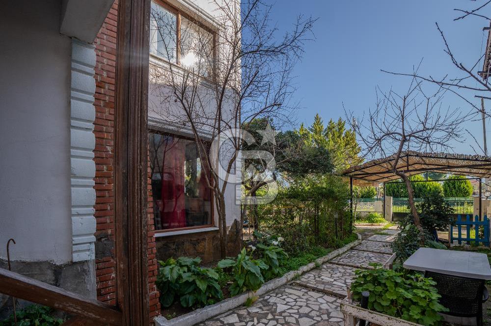 Güzelbahçe Siteler’de Havuzlu Sitede, Denize Yakın Villa