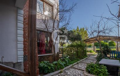 Güzelbahçe Siteler’de Havuzlu Sitede, Denize Yakın Villa