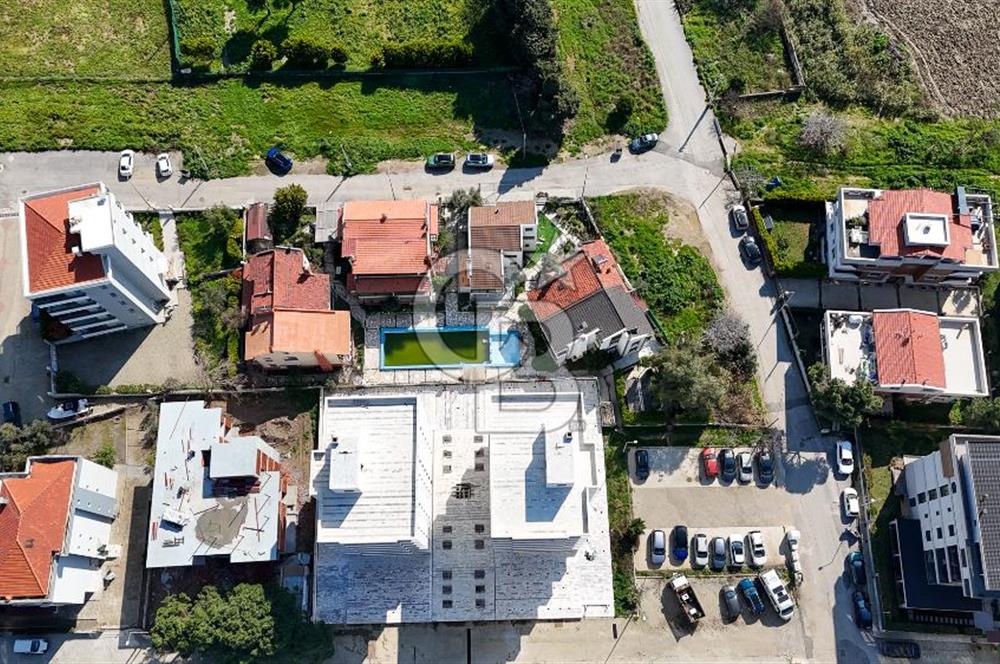 Güzelbahçe Siteler’de Havuzlu Sitede, Denize Yakın Villa