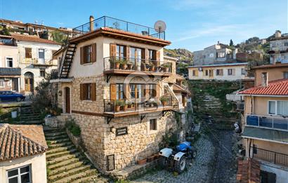 Ayvalık'ta 3+1 Deniz Manzaralı Satılık Müstakil Ev