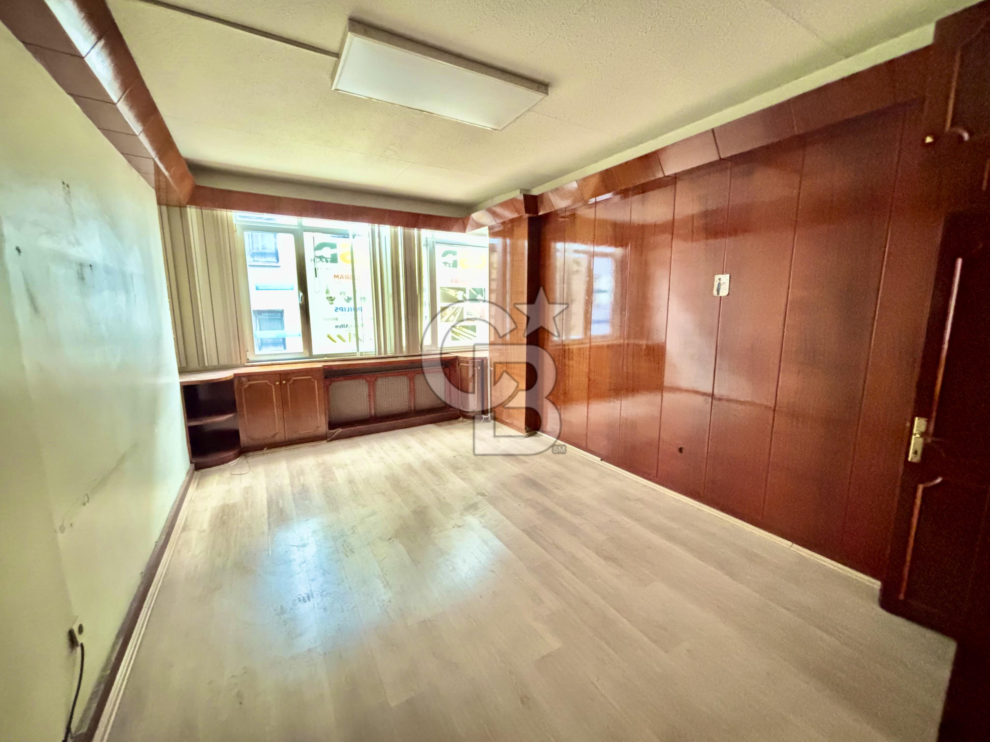 BEYOĞLU BANKALAR CADDESİ'NDE ASANSÖRLÜ 80 M2 KİRALIK OFİS