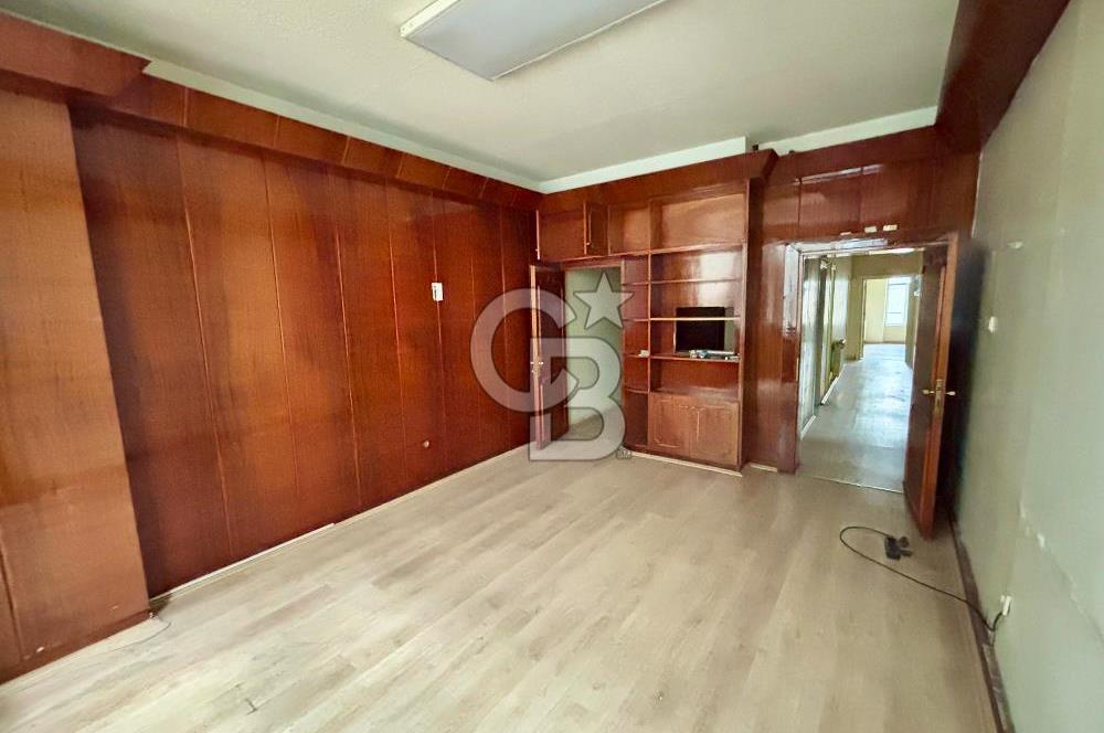 BEYOĞLU BANKALAR CADDESİ'NDE ASANSÖRLÜ 80 M2 KİRALIK OFİS