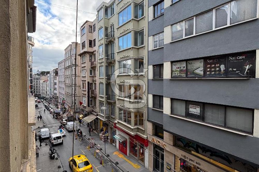 BEYOĞLU BANKALAR CADDESİ'NDE ASANSÖRLÜ 80 M2 KİRALIK OFİS