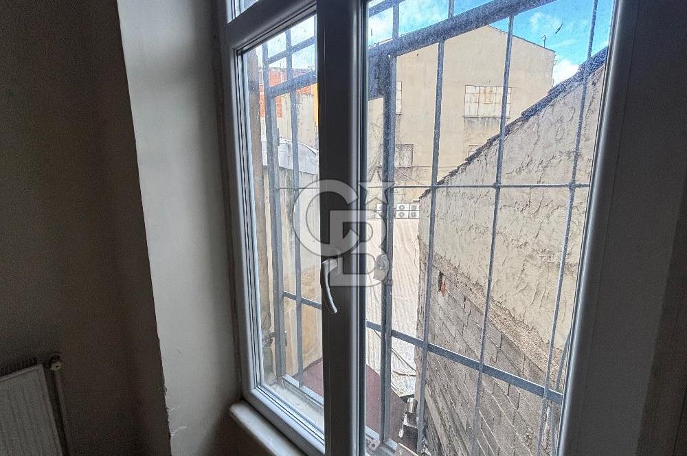 BEYOĞLU BANKALAR CADDESİ'NDE ASANSÖRLÜ 80 M2 KİRALIK OFİS