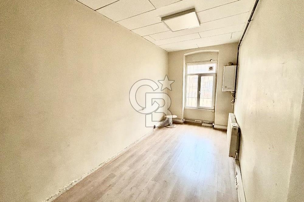 BEYOĞLU BANKALAR CADDESİ'NDE ASANSÖRLÜ 80 M2 KİRALIK OFİS