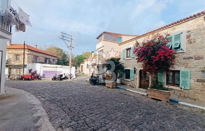 İZMİRİN İNCİSİ FOÇADA MERKEZİ KONUMDA KİRACISIZ SATILIK DÜKKAN