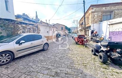 İZMİRİN İNCİSİ FOÇADA MERKEZİ KONUMDA KİRACISIZ SATILIK DÜKKAN