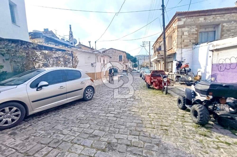 ESKİFOÇA MERKEZDE DENİZE 30 METRE KİRALIK DÜKKAN