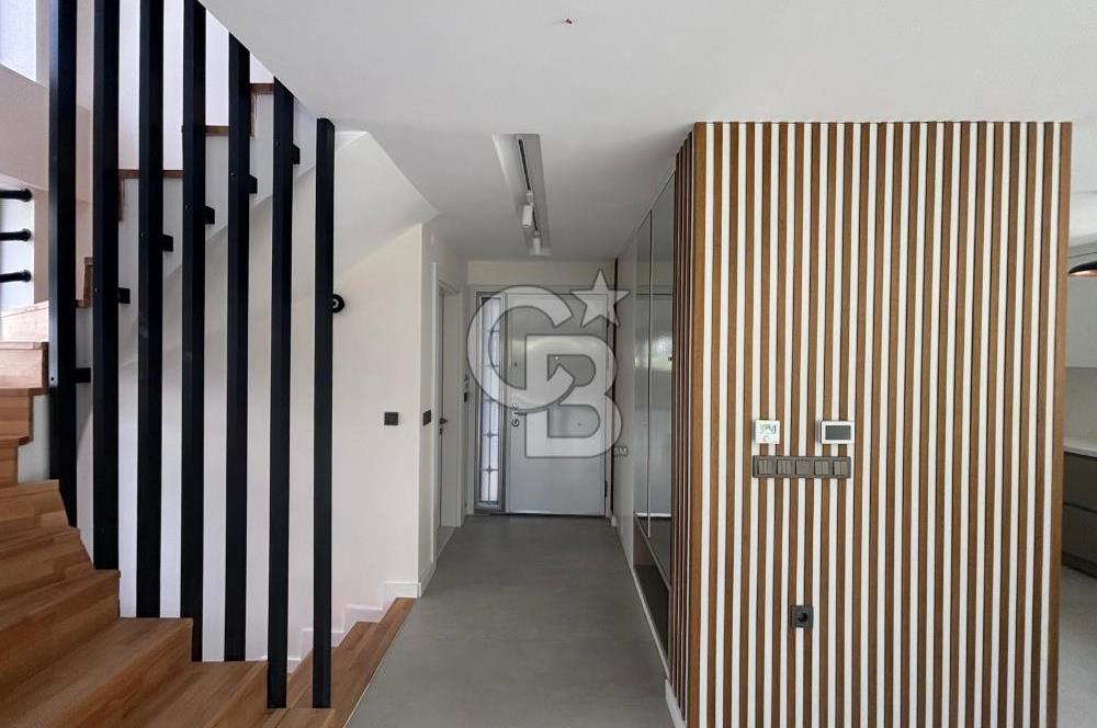 Urla Çeşmealtı Bölgesinde Satılık Yüzme Havuzlu Lüks Villa