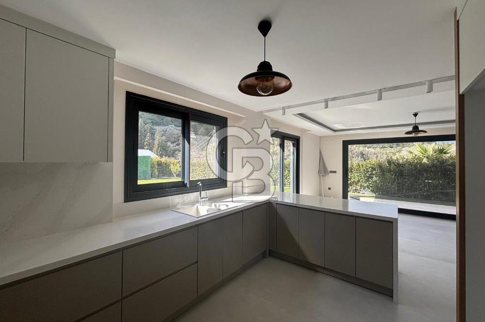 Urla Çeşmealtı Bölgesinde Satılık Yüzme Havuzlu Lüks Villa