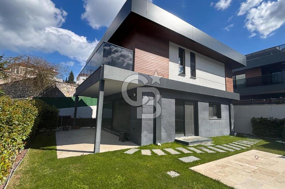 Urla Çeşmealtı Bölgesinde Satılık Yüzme Havuzlu Lüks Villa