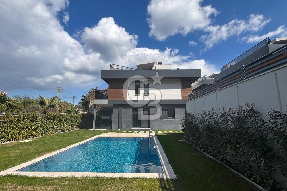 Urla Çeşmealtı Bölgesinde Satılık Yüzme Havuzlu Lüks Villa