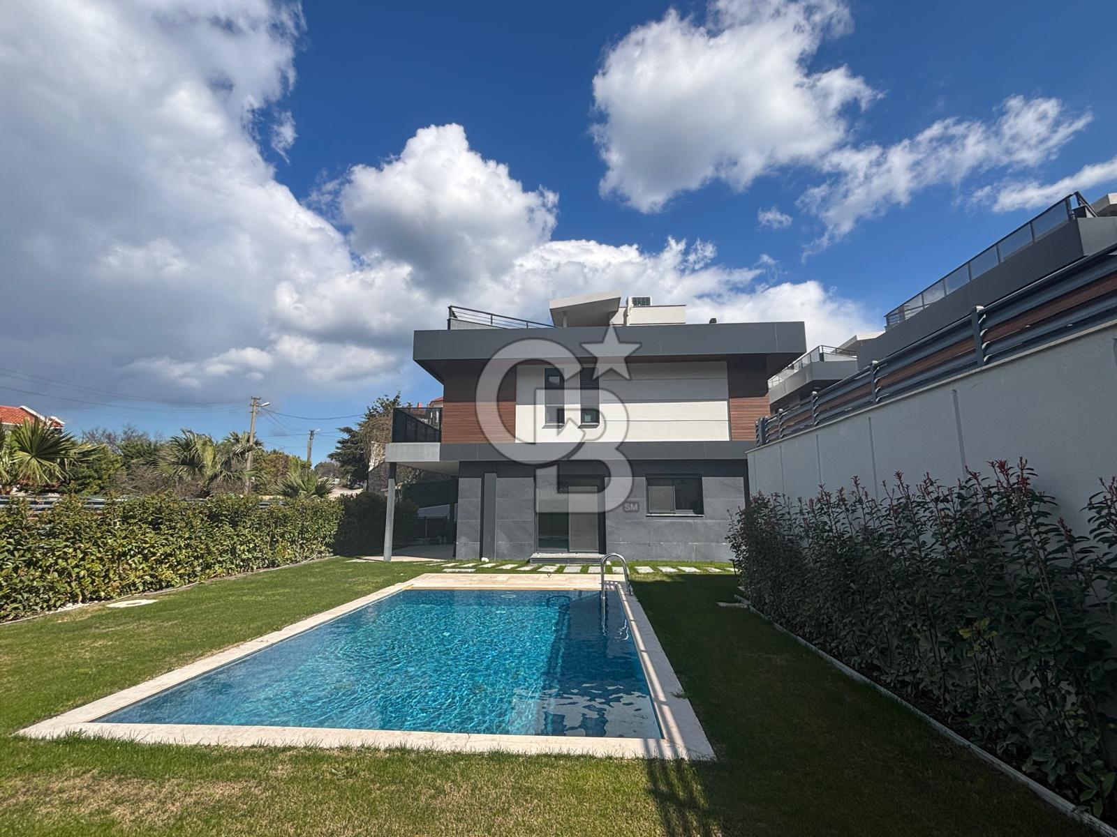 Urla Çeşmealtı Bölgesinde Satılık Yüzme Havuzlu Lüks Villa