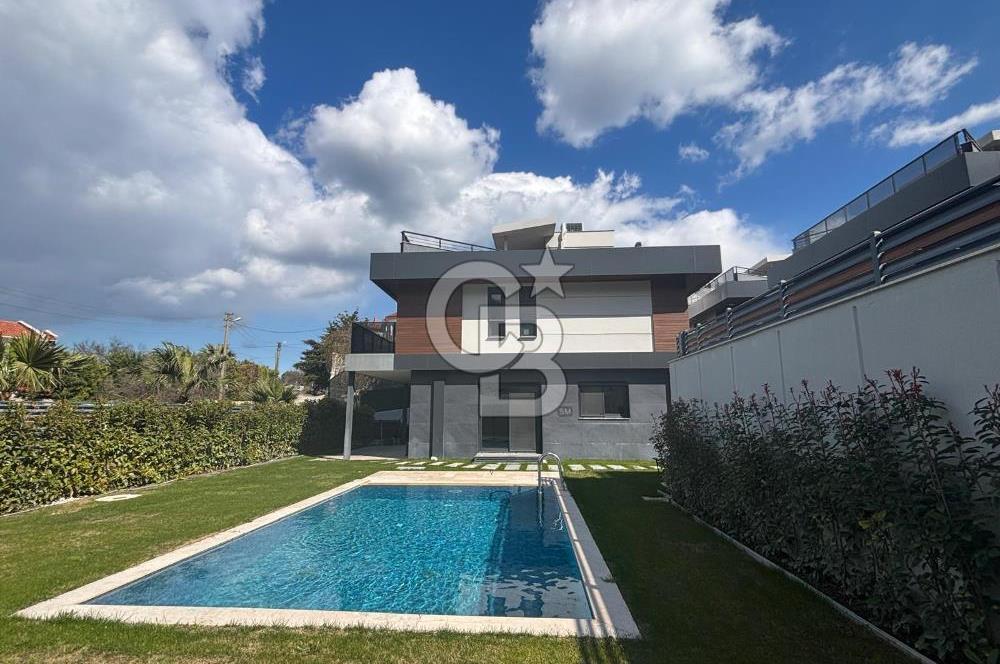 Urla Çeşmealtı Bölgesinde Satılık Yüzme Havuzlu Lüks Villa