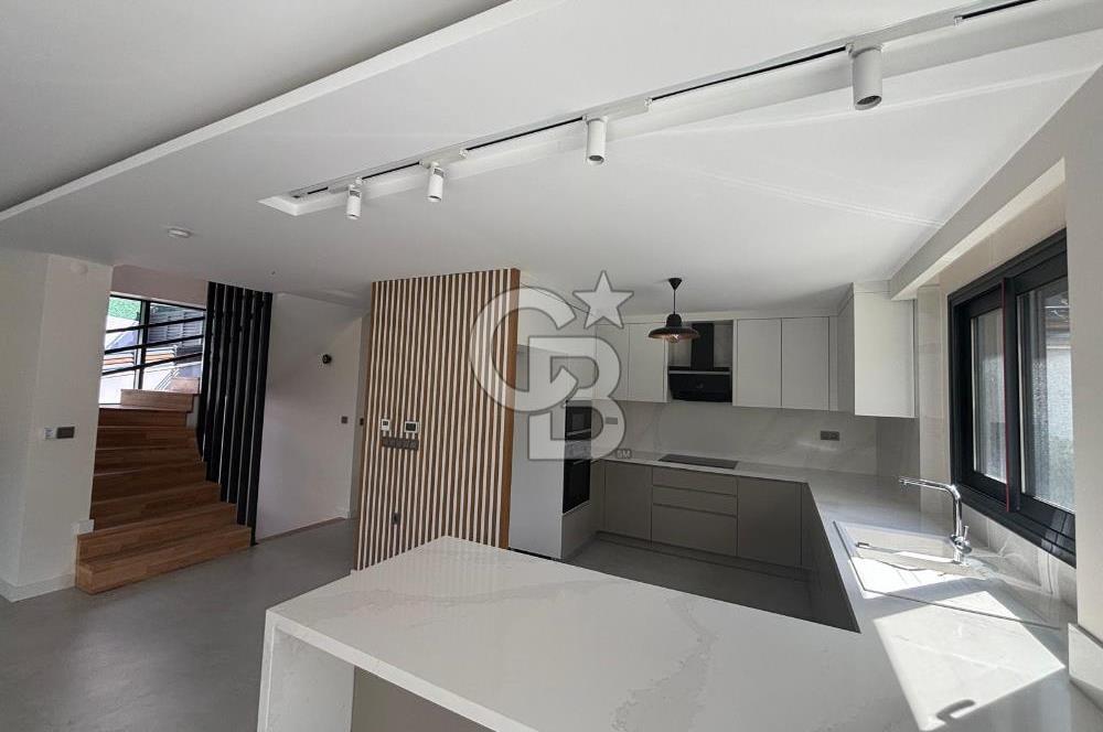 Urla Çeşmealtı Bölgesinde Satılık Yüzme Havuzlu Lüks Villa