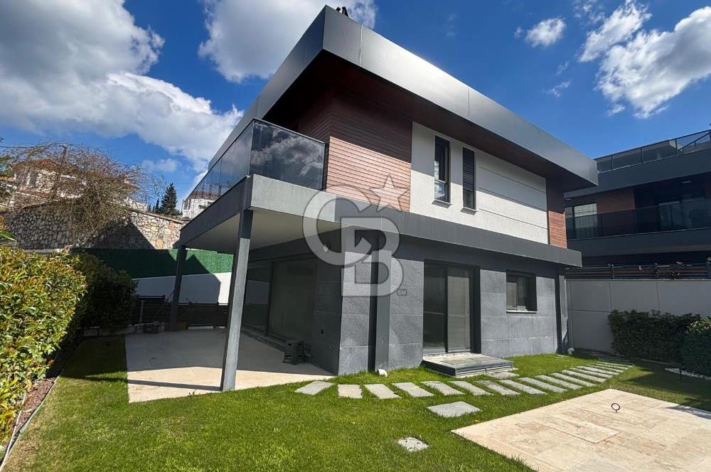 Urla Çeşmealtı Bölgesinde Satılık Yüzme Havuzlu Lüks Villa