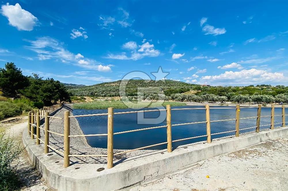 BORNOVA HOMEROS VADİSİNDE GÖLE KOMŞU SATILIK ARSA