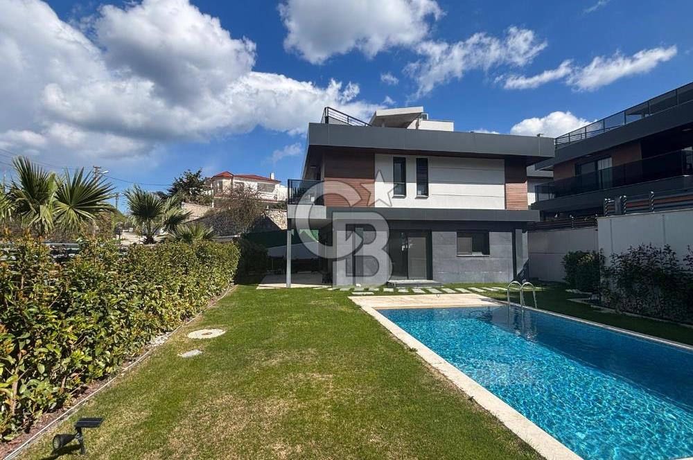 Urla Çeşmealtı Bölgesinde Satılık Yüzme Havuzlu Lüks Villa