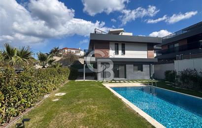 Urla Çeşmealtı Bölgesinde Satılık Yüzme Havuzlu Lüks Villa
