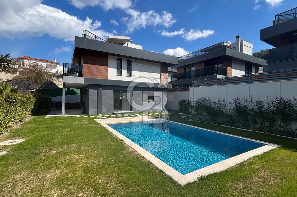 Urla Çeşmealtı Bölgesinde Satılık Yüzme Havuzlu Lüks Villa
