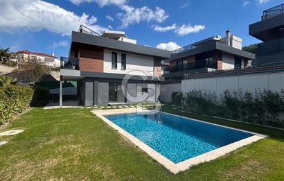 Urla Çeşmealtı Bölgesinde Satılık Yüzme Havuzlu Lüks Villa