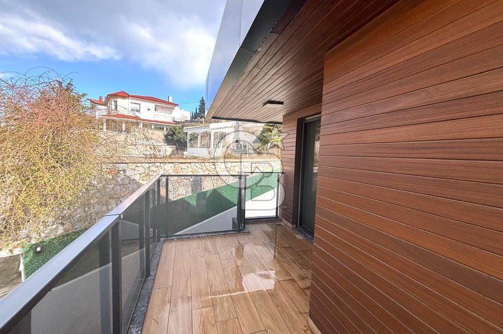 Urla Çeşmealtı Bölgesinde Satılık Yüzme Havuzlu Lüks Villa